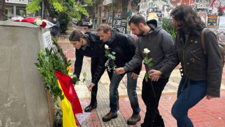 Η ΚΝΕ τίμησε τη μνήμη του Αλέξη Γρηγορόπουλου με λουλούδια στο σημείο της δολοφονίας
