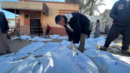 Γάζα: Ψάχνουν για τους ανθρώπους τους – «Λίγα κόκαλα απέμειναν» – Συνεχίζει να δολοφονεί στη Δυτική Όχθη το Ισραήλ