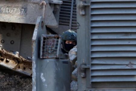 Το Ισραήλ επεκτείνει τις επιθέσεις στη Δυτική Όχθη – Πυρά κατά εκτοπισμένων και στη Γάζα