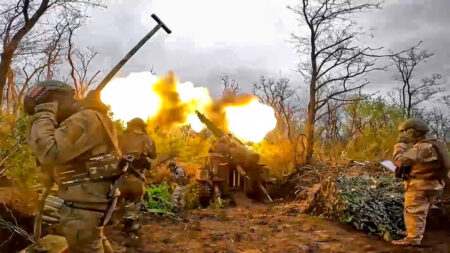 Ξεκινούν συνομιλίες για την Ουκρανία – Διεργασίες και παζάρια με το “δάχτυλο στη σκανδάλη”