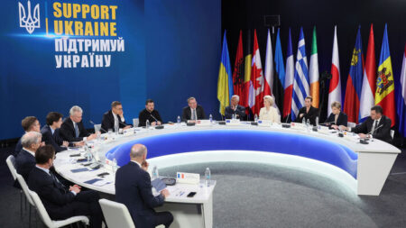 EE: Αυξάνει τη στήριξη στο καθεστώς Ζελένσκι προσδοκώντας σε μερτικό από την λεία και εντείνει την πολεμική προετοιμασία