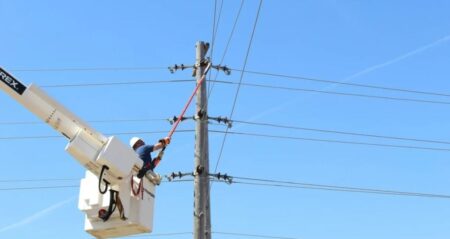 Βούλα: Γερανοφόρο όχημα ακούμπησε ηλεκτροφόρα καλώδια – Χωρίς τις αισθήσεις του εργαζόμενος