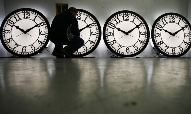 Αλλαγή ώρας 2025: ξημερώματα Κυριακής γυρίζουμε τα ρολόγια μας μία ώρα μπροστά