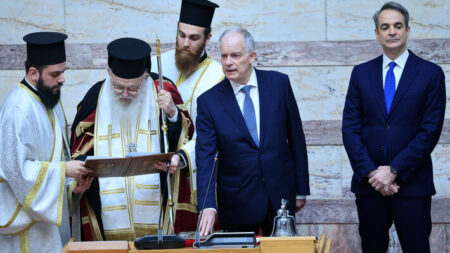 Με επίκληση της ανάγκης «ενίσχυσης» των θεσμών και της «συλλογικής ασφάλειας» η ορκωμοσία Τασούλα