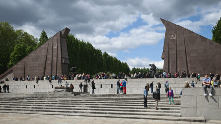 Δημ. Κουτσούμπας _Βερολίνο: Τιμάμε τα εκατομμύρια νεκρών του μεγάλου αντιφασιστικού αγώνα, συνεχίζουμε χωρίς καμία υποχώρηση από τις αρχές, τα οράματα και τα ιδανικά μας 🎥ΦΩΤΟ