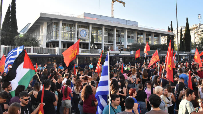 ΚΝΕ ΕΞΩ ΑΠΟ ΤΗΝ ΠΡΕΣΒΕΙΑ ΗΠΑ: “Όταν οι φονιάδες πατάνε το κουμπί, αντίσταση στον πόλεμο βάζουν οι λαοί”