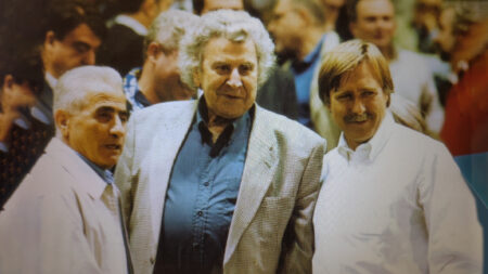 Ο Μίκης με τους πρωταθλητές Ευρώπης 2004