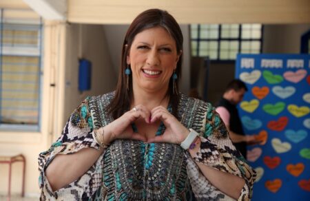 Την ώρα που είναι σε εξέλιξη κρίσιμα μέτωπα για τη ζωή του λαού η Ζωή Κωνσταντοπούλου δίνει χείρα βοηθείας στην κυβέρνηση