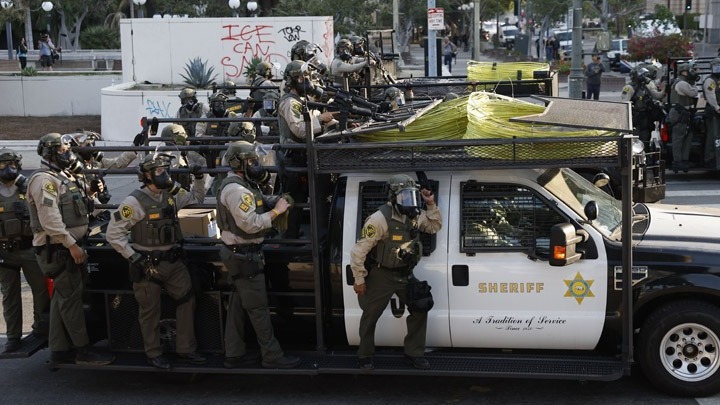 Σικάγο: Κλιμακώνονται οι κινητοποιήσεις εν μέσω του κλίματος τρομοκρατίας που σκορπά η ICE – Στρατό έστειλε ο Τραμπ