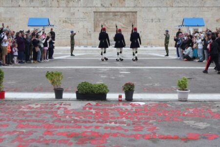 Μνημείο Άγνωστου Στρατιώτη: Χαρτοπόλεμος ανακοινώσεων ανάμεσα στον υπουργό Άμυνας και τον Δήμαρχο Αθήνας