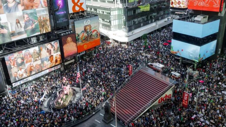 Εκατομμύρια Αμερικανοί στους δρόμους κατά του βασιλιά Τραμπ