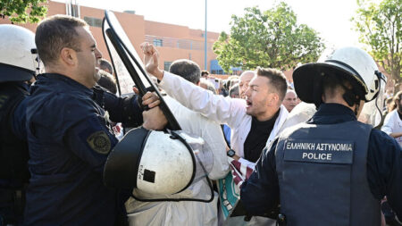 “Αττικόν”: Τα παράσιτα του εμπορίου Υγείας ρίχνουν χημικά και χτυπούν αυτούς που σώζουν ζωές, για να κρύψουν την αθλιότητα με τα ράντζα