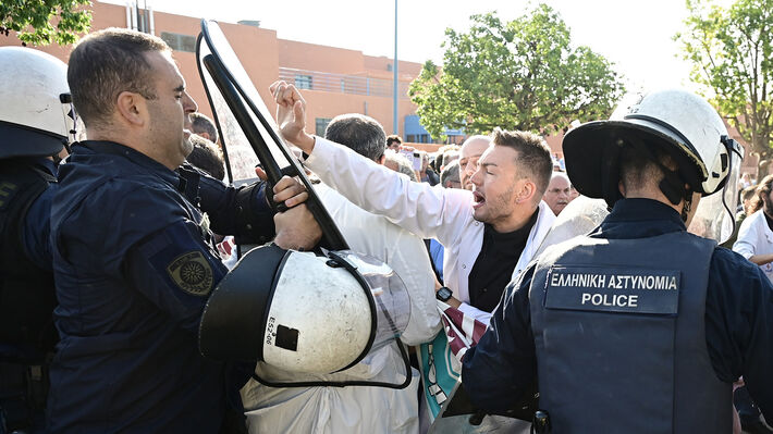 “Αττικόν”: Τα παράσιτα του εμπορίου Υγείας ρίχνουν χημικά και χτυπούν αυτούς που σώζουν ζωές, για να κρύψουν την αθλιότητα με τα ράντζα