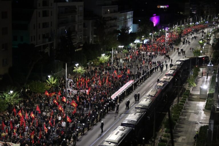 Τεράστιο κόκκινο ποτάμι η συγκέντρωση του ΚΚΕ – Εδώ υπάρχει ΚΚΕ, καλή χώνεψη… το μήνυμα στην πρεσβεία