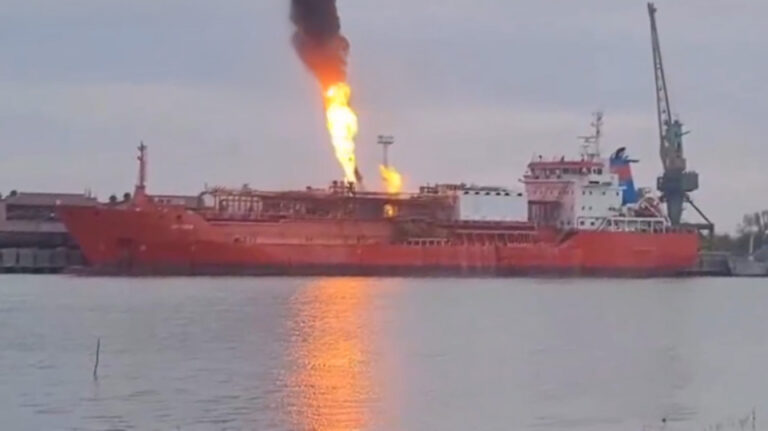 Πλοίο με τουρκική σημαία που μετέφερε LNG χτυπήθηκε στην Οδησσό