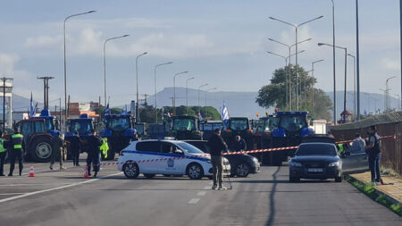 Θερμή “υποδοχή” επιφύλαξαν στον πρωθυπουργό οι αγρότες στην Αλεξανδρούπολη (ΦΩΤΟ)