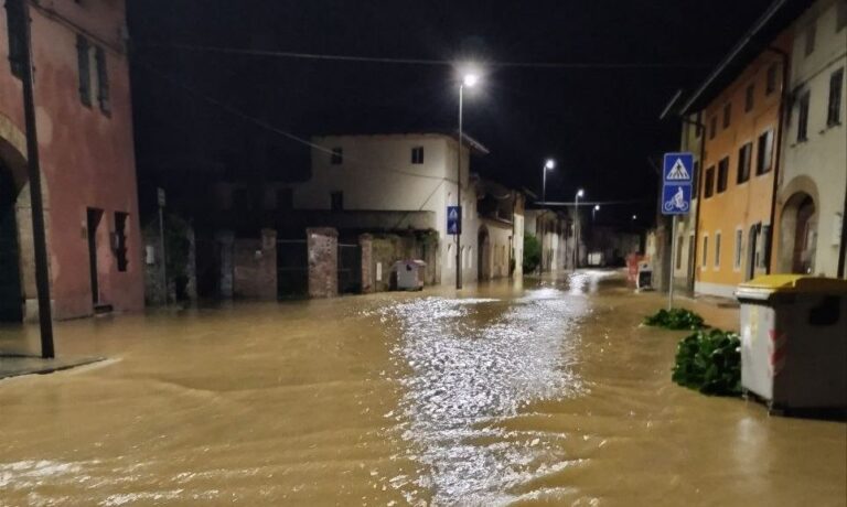 Ιταλία: ολόκληρες περιοχές βούλιαξαν στις λάσπες _Μόνο ο λαός σώζει το λαό!