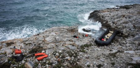 Τρεις νεκροί από ανατροπή λέμβου με ξεριζωμένους νότια της Γαύδου