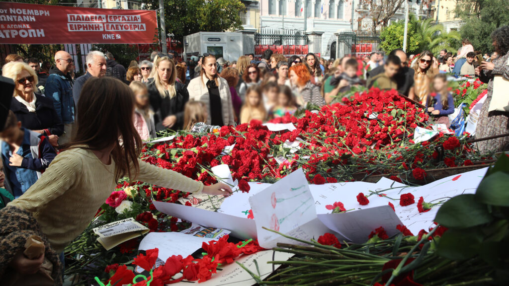 Πλήθος κόσμου τίμησε την 52η επέτειο της εξέγερσης του Πολυτεχνείου – Σε λίγο η πορεία στην αμερικάνικη πρεσβεία