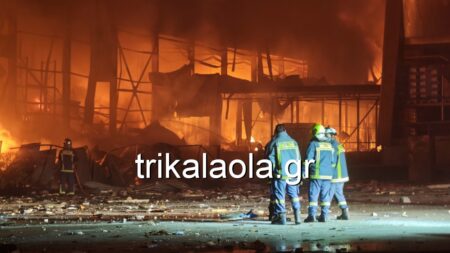 Τρίκαλα: Μεγάλη πυρκαγιά σε βιομηχανία τροφίμων – Πέντε αγνοούμενοι, τρεις τραυματίες