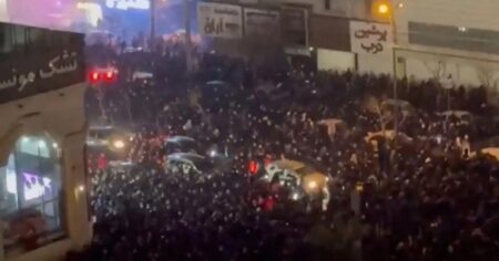 Οι διαδηλώσεις στο Ιράν συνεχίζονται, οι ΗΠΑ λένε «θα πυροβολήσουμε και εμείς» και ο μοναρχικός «σκελετός» Παχλαβί καλεί σε επέμβαση