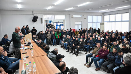 Η κυβέρνηση υποχρεώθηκε να καλέσει σε συνάντηση με βάση τους όρους που θέτουν οι (πραγματικοί) αγρότες