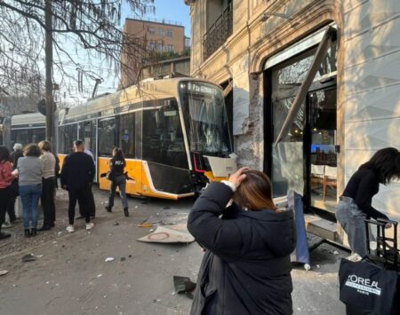Εκτροχιάστηκε τραμ στο Μιλάνο – Δύο νεκροί, δεκάδες τραυματίες