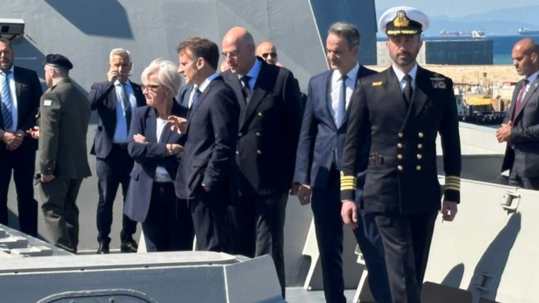 Επίσκεψη Μακρόν στην Ελλάδα: “Υπαρξιακής σημασίας” αποφάσεις για την ενίσχυση της πολεμικής εμπλοκής
