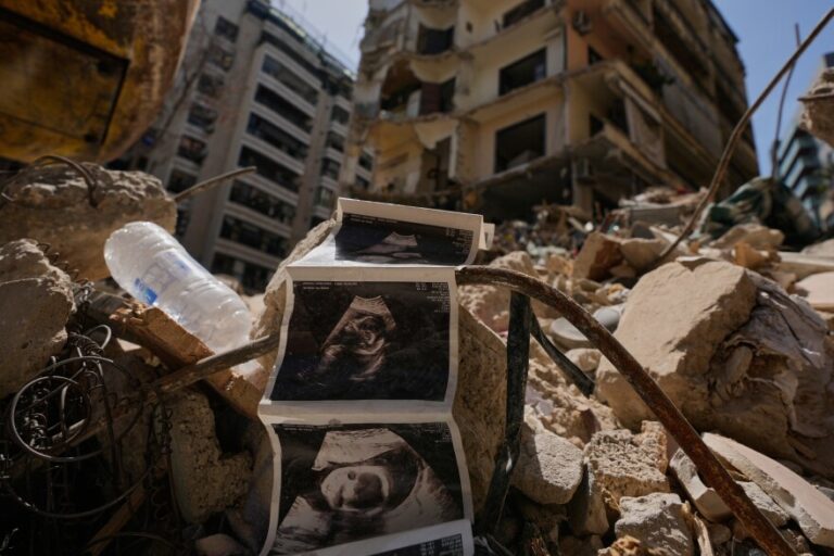 Οι ΗΠΑ αναγγέλλουν άλλη μία προσωρινή «εκεχειρία» με τον πιστόλι στον κρόταφο στον Λίβανο, ενώ εντείνουν απειλές και προετοιμασίες για νέες επιθέσεις στο Ιράν
