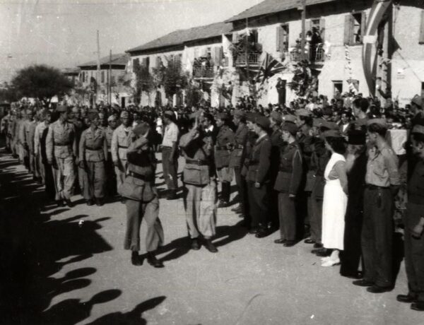 1944. Απελευθέρωση, Αντάρτες του ΕΛΑΣ παρελαύνουν μπροστά στον Στέφανο Σαράφη και άλλους αξιωματικούς .