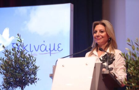 Φιέστα Καρυστιανού με μπόλικο μεσσιανισμό, άκρατη αυτοαναφορικότητα και ντροπιαστική καπηλεία των Τεμπών