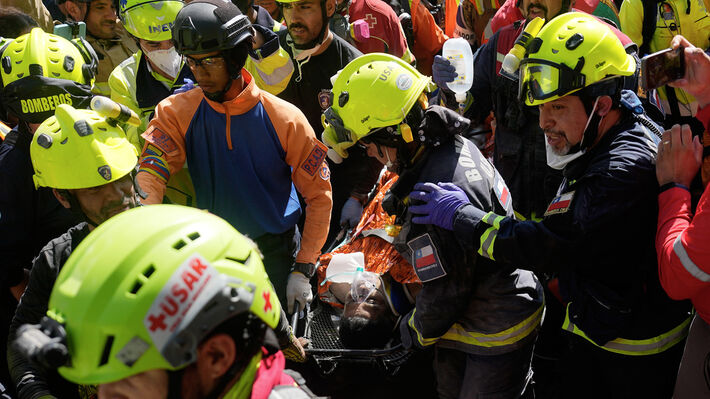Από τη διάσωση του 43χρονου εργαζόμενου, που ανασύρθηκε από τα συντρίμμια 8 μέρες μετά τον σεισμό