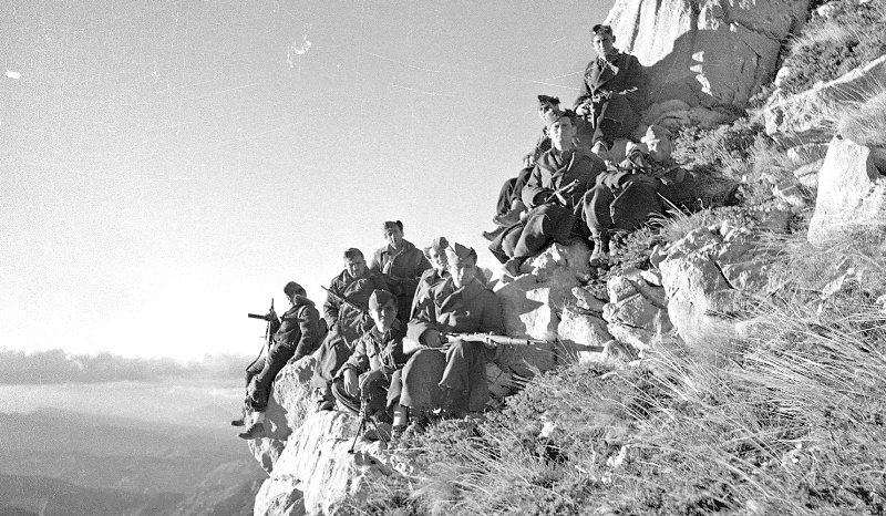 Δοξολογώντας το αστικό μας σύστημα… – Του Αλέκου Χατζηκώστα